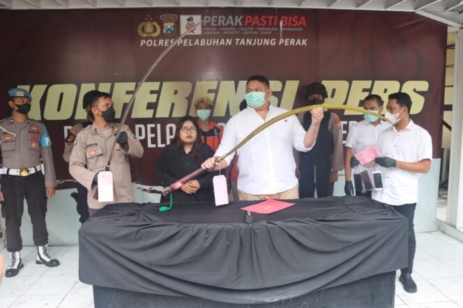 
					Polres Tanjung Perak Berhasil Mengamankan Tiga Pelaku Pengeroyokan yang Mengakibatkan Korban Tewas 