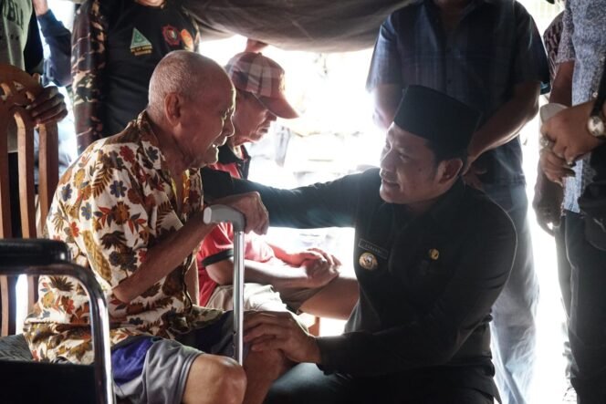 
					Tinjau Korban Bencana Puting Beliung
 Wabup Sidoarjo Instruksikan Dapur Umum dan Posko Kesehatan Siaga 24 Jam
