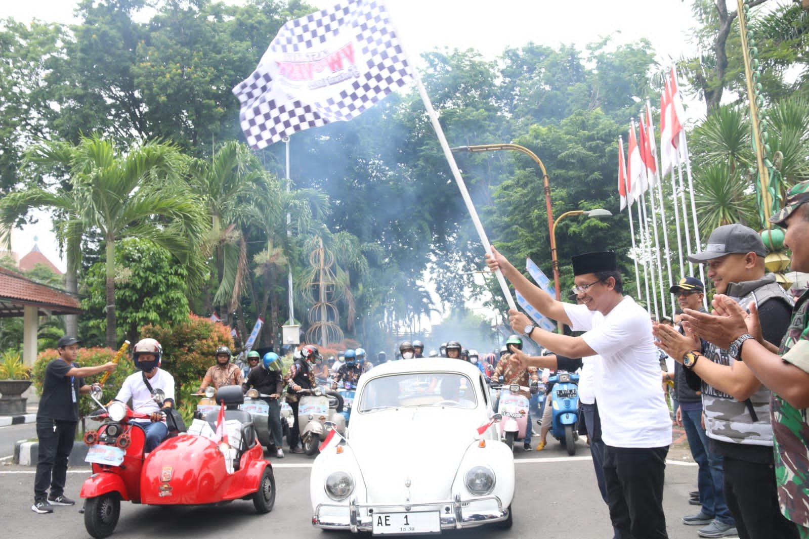 Gus Muhdlor Bersama Gubernur Khofifah Berangkatkan East Java VW dan Vespa Festival 2022