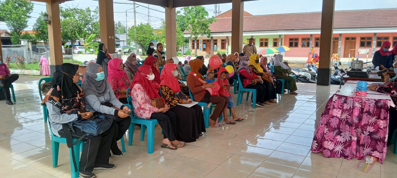 Kader Posyandu Berikan Kelas Memasak Bagi Ibu Baduta (Balita dibawah Usia 2 Tahun)