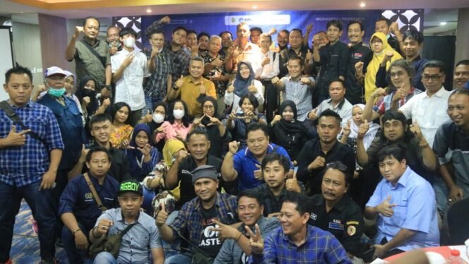 
					Puluhan Media Mojokerto Foto Bersama dengan Bupati Ikfina, Kadiskominfo Kabupaten Mojokerto dan Direktur Indonesia Indicator 