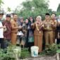 Wujudkan Ketahanan Pangan dan Hewani, Istri Wakil Bupati Sidoarjo dr. Sriatun Subandi ikut Memanen Nila di Kolam Budidaya Pemdes Medaeng
