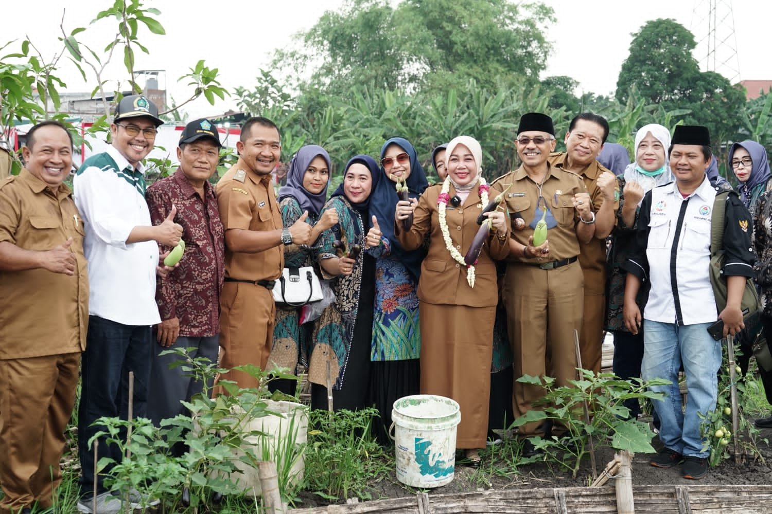 Wujudkan Ketahanan Pangan dan Hewani, Istri Wakil Bupati Sidoarjo dr. Sriatun Subandi ikut Memanen Nila di Kolam Budidaya Pemdes Medaeng