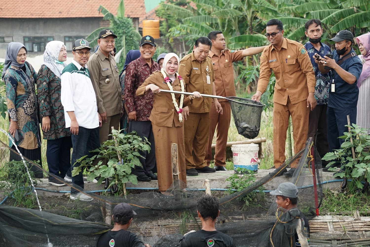 Wujudkan Ketahanan Pangan dan Hewani, Istri Wakil Bupati Sidoarjo dr Sriatun Subandi Ikut Memanen Nila di Kolam Budidaya Pemdes Medaeng