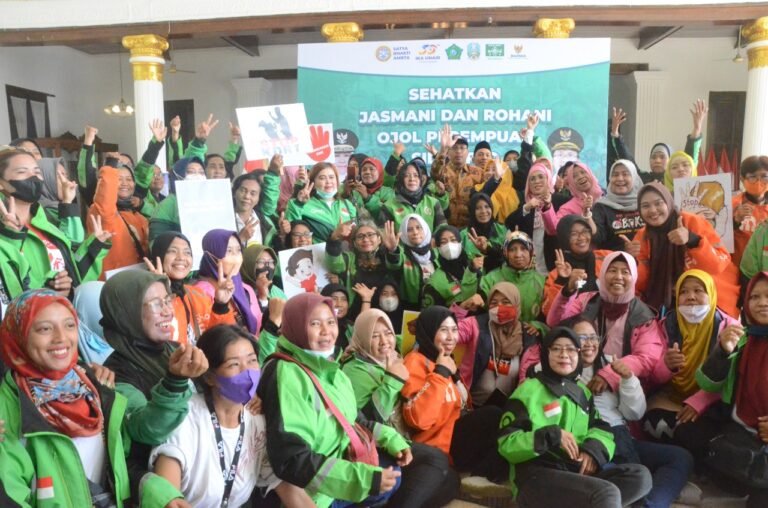 Peringati Usia Emas IKA Unair Gelar Bhaksos Ojol Perempuan di Sidoarjo