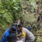 Kompak, Polres Batu Bersama Kodim 0818 dan Warga Bersihkan Material Longsor