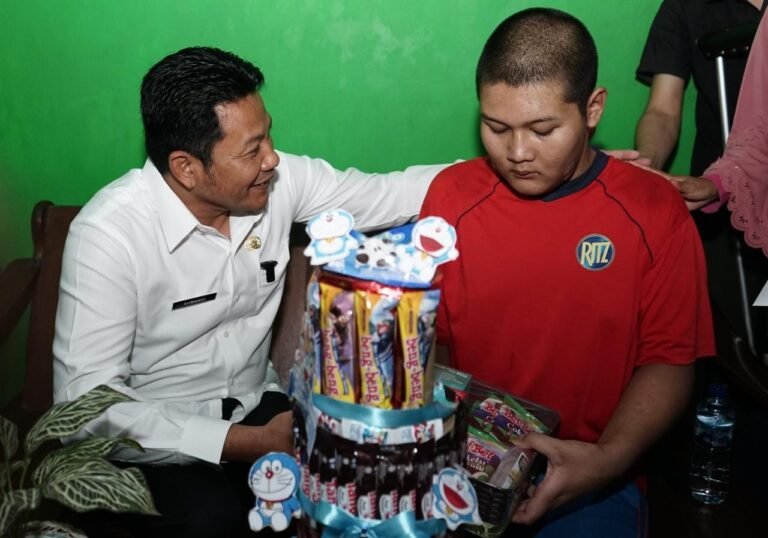 Wabup Sidoarjo Jenguk dan Berikan Bantuan Kepada Anak Berkebutuhan Khusus di Tulangan