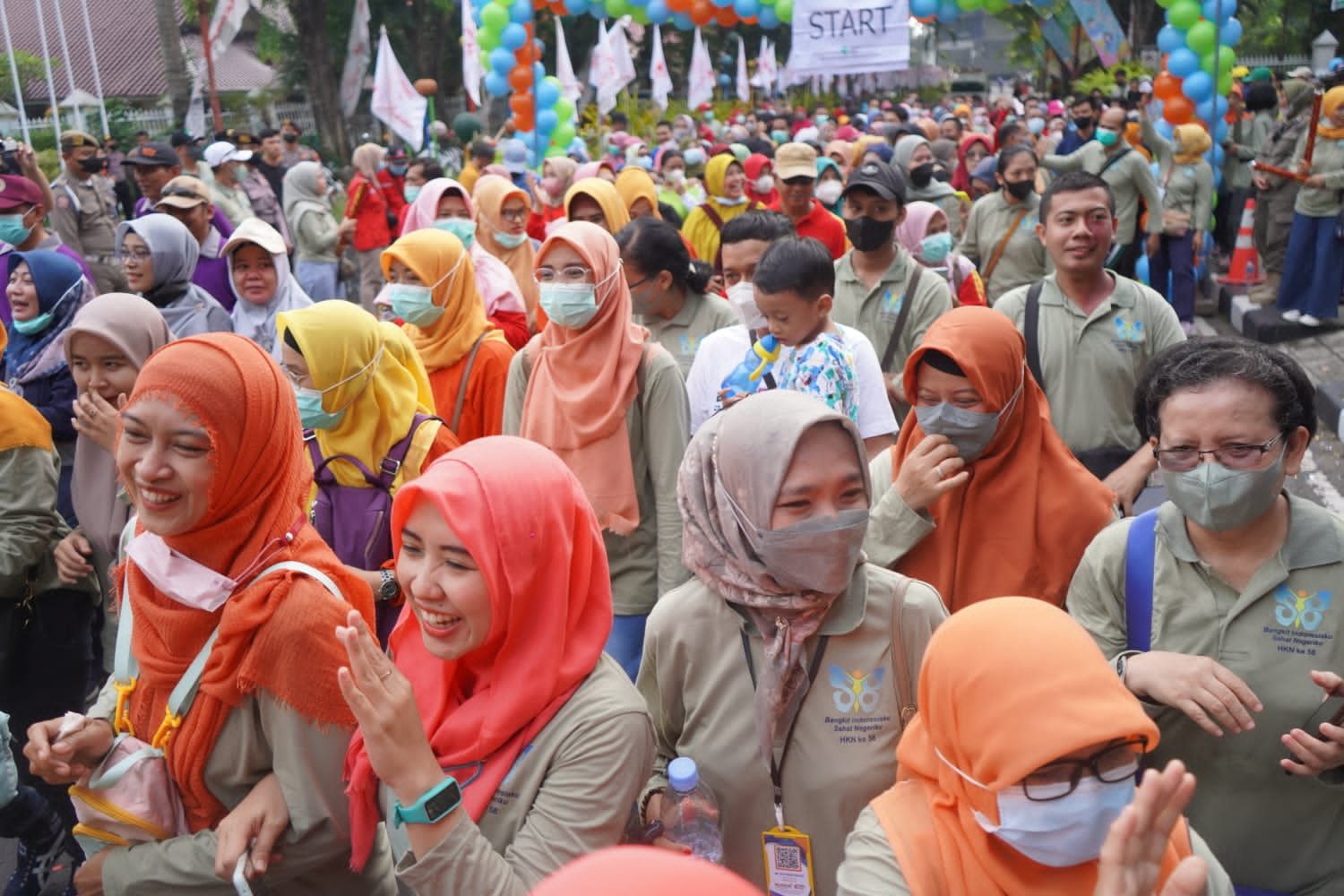 Bupati Gus Muhdlor Lepas Jalan Sehat HKN 2022 yang Diikuti Ratusan Kader Kesehatan dan Warga Sidoarjo