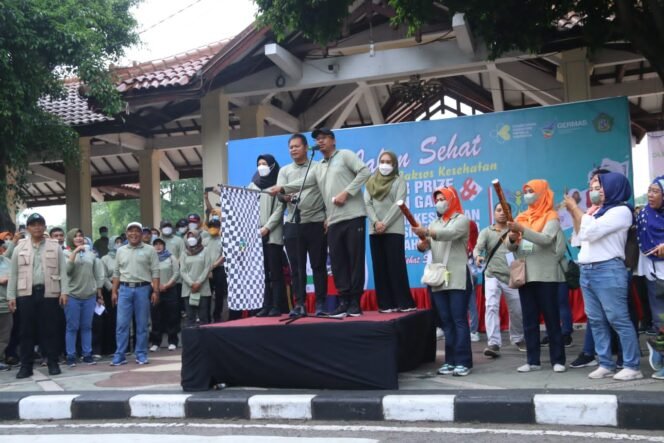 
					Bupati Gus Muhdlor Lepas Jalan Sehat HKN 2022 Yang Diikuti Ratusan Kader Kesehatan dan Warga Sidoarjo
