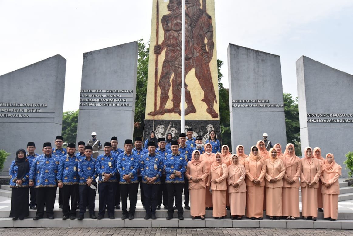 Pemkab Sidoarjo Peringati HUT KORPRI - Dharma Wanita Persatuan 2022 Dengan Ziarah ke TMP Kusuma Bangsa