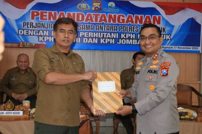 Polres Nganjuk Bersama Perhutani Tanda Tangani MOU Terkait Pemberantas Illegal Logging