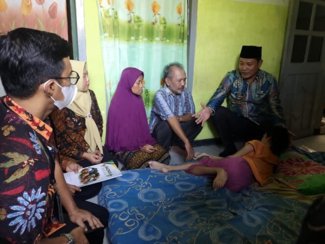 
					Wabup Sidoarjo Sambangi Anak Penderita Celebral Palsy di Banjarkemantren 