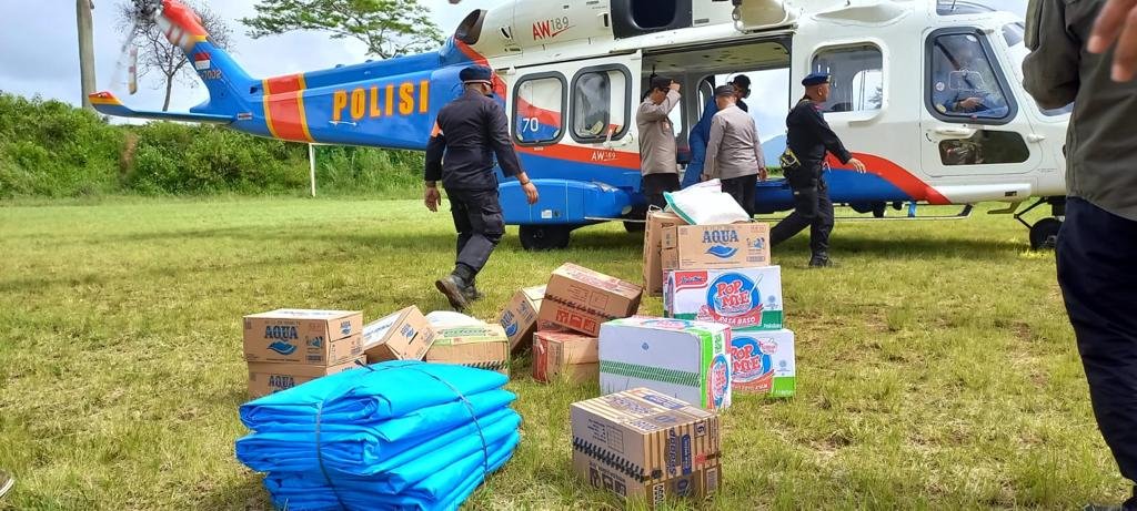 Polri Jangkau Tempat Terisolir Untuk Berikan Pasukan Kebutuhan Pokok