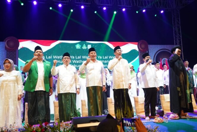 
					Hadiri Semesta Sholawat di GOR Pesan Gus Muhdlor Meneladani Rasulullah Urusan Akhlak Jadi Beres 
