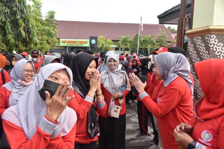 Istri Wabup H.Subandi Berangkatkan Jalan Sehat HUT PGRI,Ia Minta Guru Harus Meningkatkan Kualitasnya