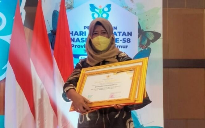 
					Kabid Kesmas Dinkes Kabupaten Mojokerto Ninik Munawati Saat Menerima Penghargaan