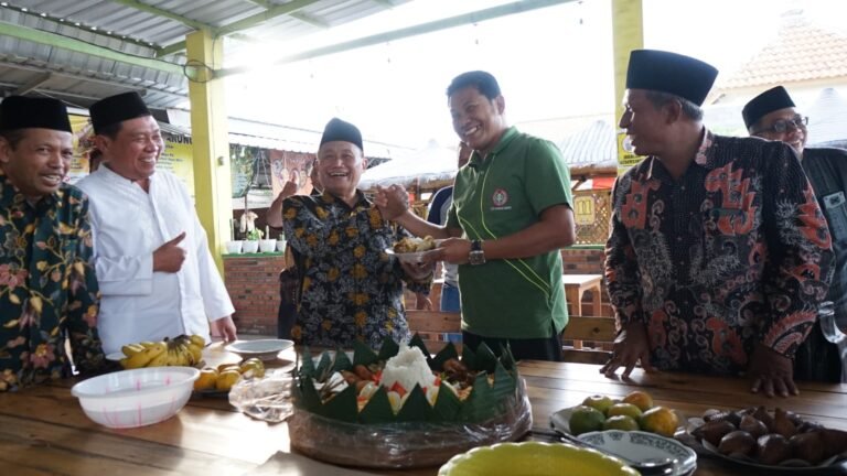Wabup H. Subandi Resmikan Musholla As- Salamah Pelengkap Fasilitas Sentra Kuliner BUMDES Pagerwojo
