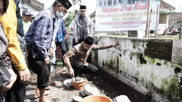 Bupati Gus Muhdlor Apresiasi Kekompakan Warga Gedangan Bangun Kembali Mushola Yang Terdampak Proyek Frontage Road