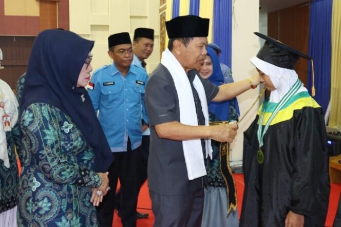 
					Bupati Tapin Wisuda 461 Santri TKA TPA Al Qur'an 