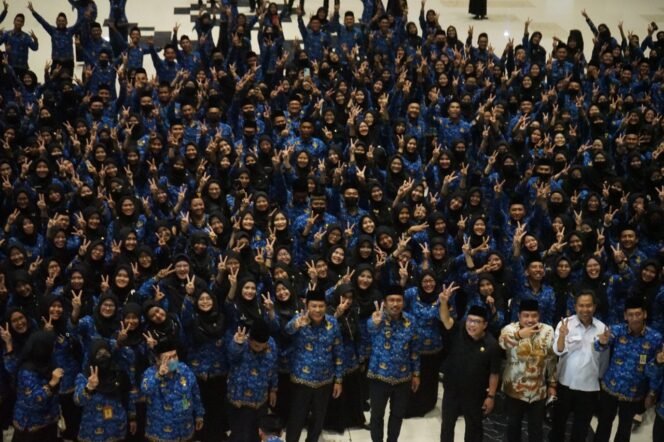 
					Bupati Sidoarjo Meminta PNS Yang Baru Disumpah Untuk Menjadi Abdi Rakyat Yang Benar 