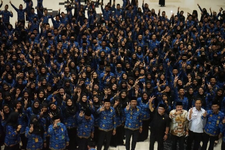 Bupati Sidoarjo Meminta PNS Yang Baru Disumpah Untuk Menjadi Abdi Rakyat Yang Benar