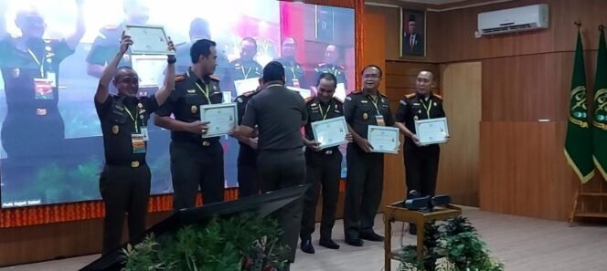 
					Kejari Tapin Terima 6 Penghargaan Dari Kejati Kalsel Sebagai Jaksa Terbaik & Terdepan 
