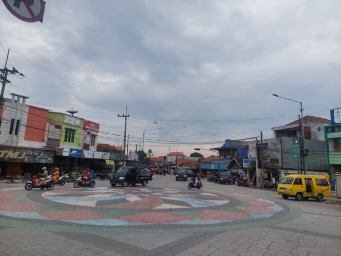 
					Malam Tahun Baru 2023, Ribuan Warga Sidoarjo
Tumpekblek di Ruas Jalan Beton Tulangan - Bulang Gelar Tasyakuran dan Doa Bersama 