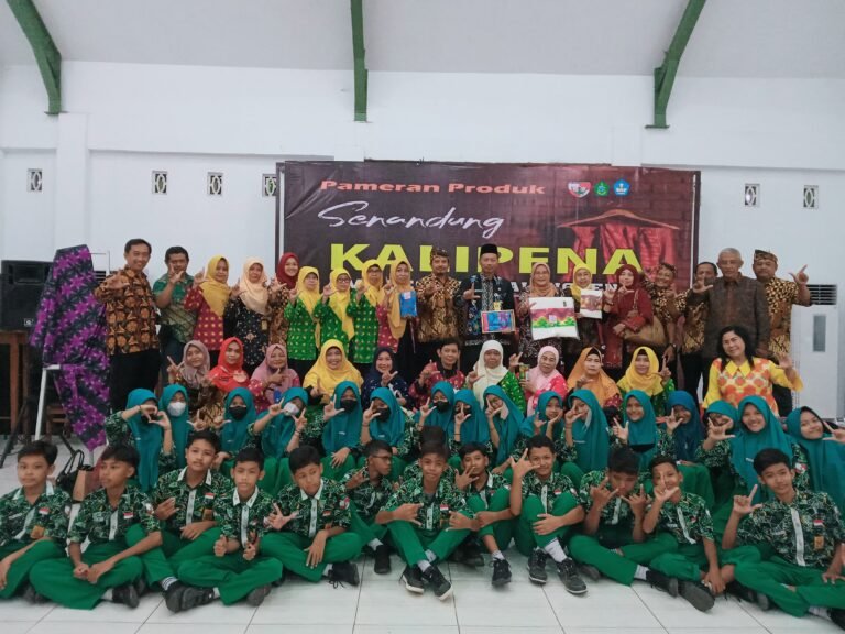 Pameran Produk Senandung Kalipena SMPN 2 BalongBendo Resmi Dibuka Oleh Kepala Dinas Pendidikan Dan Kebudayaan Sidoarjo