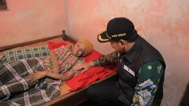 
					Wabup Sidoarjo H. Subandi Berikan Bansos Kepada Warga Tidak Mampu Sekaligus Perekaman KTP 