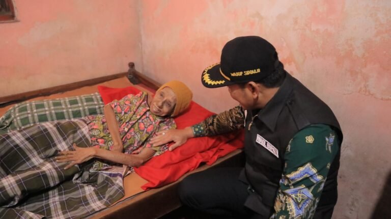 Wabup Sidoarjo H. Subandi Berikan Bansos Kepada Warga Tidak Mampu Sekaligus Perekaman KTP