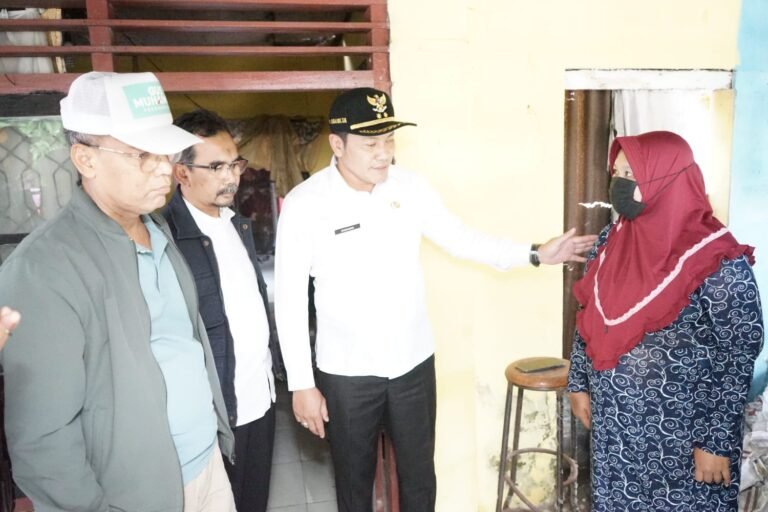 Wabup Sidoarjo Berikan Bantuan Bedah Rumah dan Bansos ke Warga Tropodo Krian