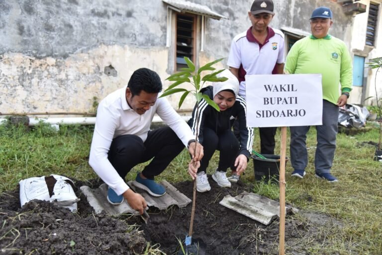 Pemkab Sidoarjo Lakukan Penghijauan di Desa Pabean