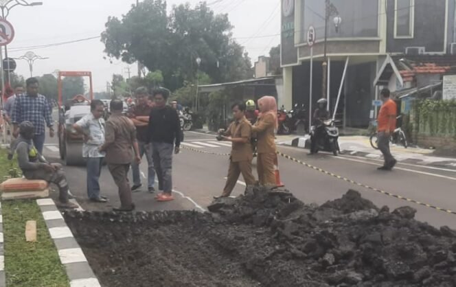 
					Jalan Empu Nala Sering Ambles dan Bergelombang, Ketua Dewan & Komisi II DPRD Kota Mojokerto Sidak
