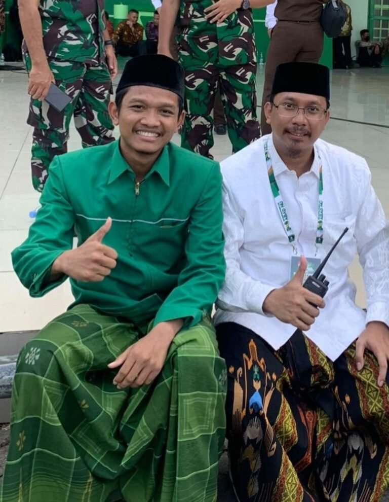 Tak Pernah Lepas HT, Bupati Gus Muhdlor Terus Pantau Kegiatan Resepsi Puncak Harlah Satu Abad NU