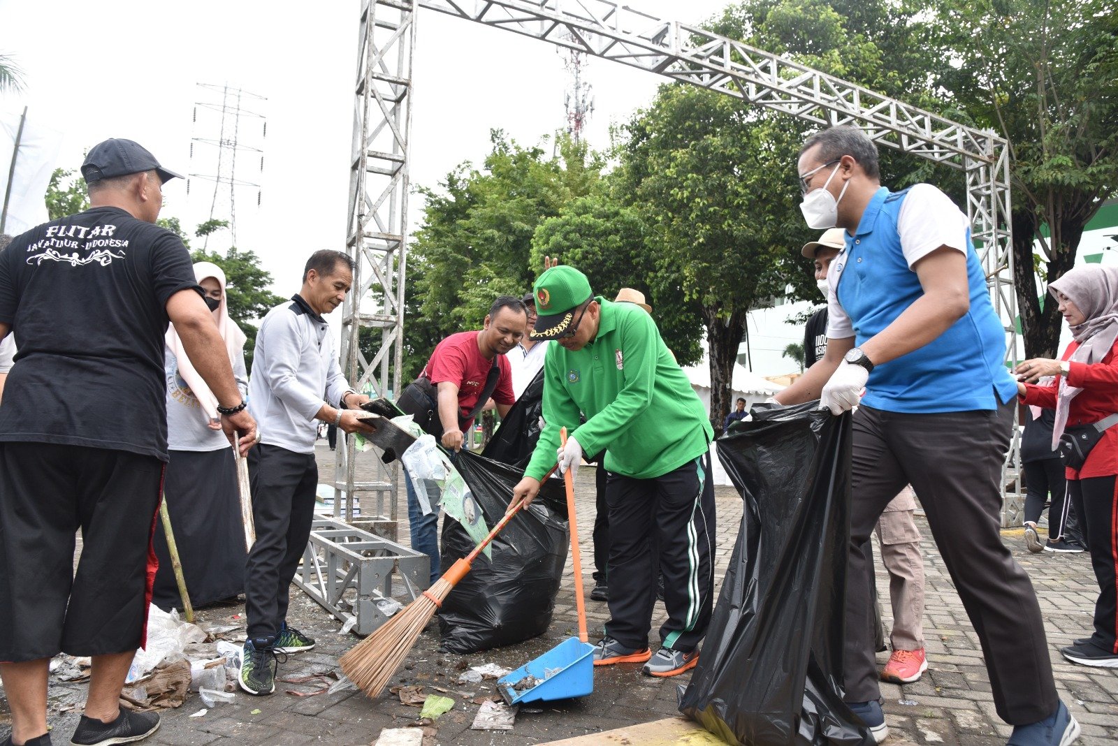 Bupati Sidoarjo Kerahkan ASN Kerja Bakti Bersihkan Sampah Pasca Resepsi Puncak Harlah 1 Abad NU