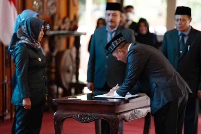 
					Wali Kota Mojokerto Pindahkan 5 Pejabat Teras & 60 Pejabat Lainnya