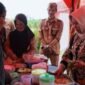 Wali Kota Bangga Perkembangan UMKM, Borong Jajanan Khas Kota Mojokerto Di Stand Mojotirto