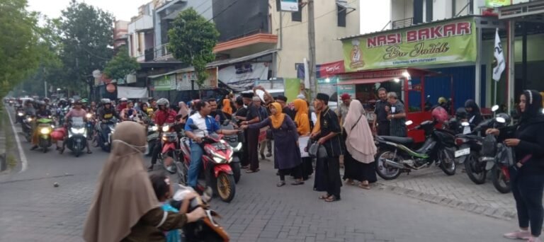 Selama Romadhon Partai Umat Kota Mojokerto Tiap Minggu Bagi Takjil, Caleg Sudah Penuhi Target