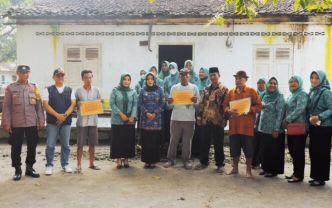 
					Terdampak Angin Kencang, 14 Warga Mojokerto Terima Bansos dari Bupati Ikfina