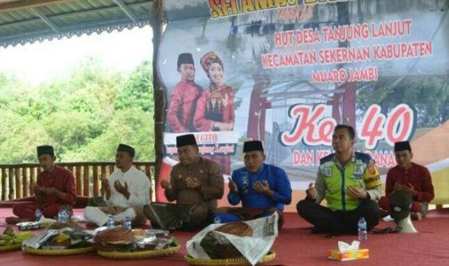 SEKDA MUARO JAMBI HADIRI HUT DESA TANJUNG LANJUT