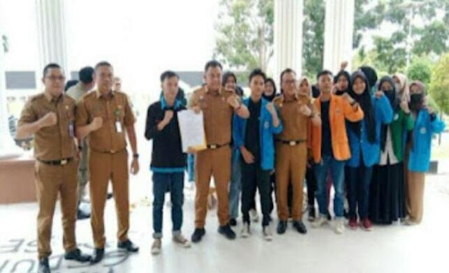 SEKDA MUARO JAMBI JUMPAI MAHASISWA LAKUKAN AKSI DEMO