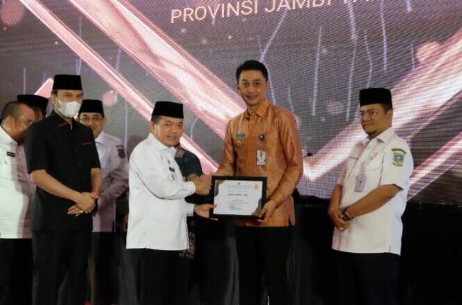 
					PJ BUPATI BACHYUNI TERIMA PENGHARGAAN DARI GUBERNUR JAMBI DIMUSRENBANG RKPD PROVINSI JAMBI