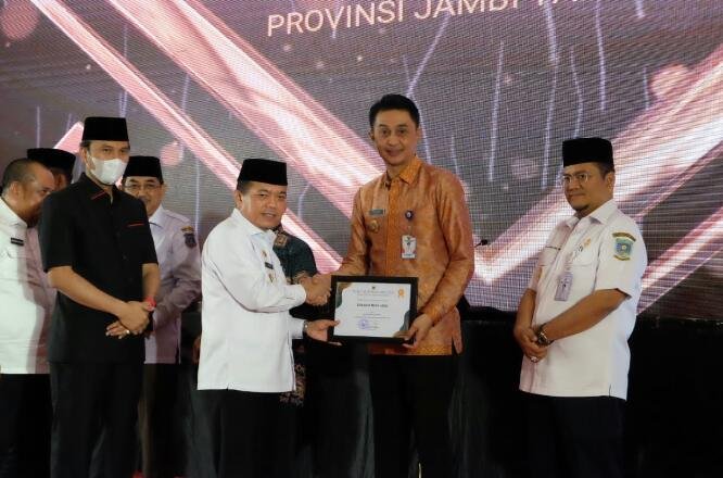 PJ BUPATI BACHYUNI TERIMA PENGHARGAAN DARI GUBERNUR JAMBI DIMUSRENBANG RKPD PROVINSI JAMBI