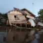 Kapal Tongkang Tabrak Puluhan Rumah Warga Di Pesisir Sungai