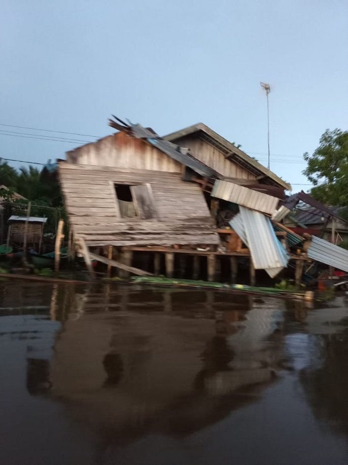 Kapal Tongkang Tabrak Puluhan Rumah Warga Di Pesisir Sungai