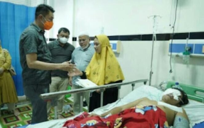 
					Pj.MUARO JAMBI BACHYUNI JENGUK KORBAN TERSERANG BERUANG 