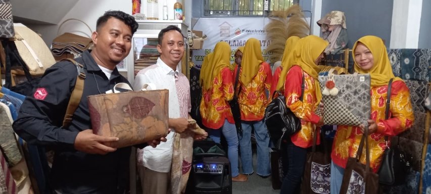 PT.BRE Dampingi KUBE Sasirangan Mulya Kaji Tiru Ke Rumah Kreatif dan Pintar Banjarmasin