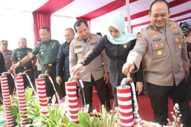 
					Hadapi Musim Kemarau Kapolda Jatim Bangun Sumur Bor di Jatirejo Mojokerto