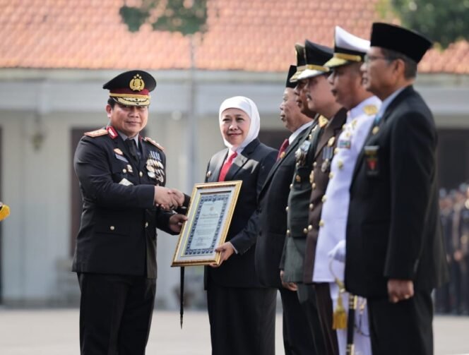
					Gubernur Jatim Beri Penghargaan Pada Jajaran Polda Jatim di Hari Bhayangkara Ke 77