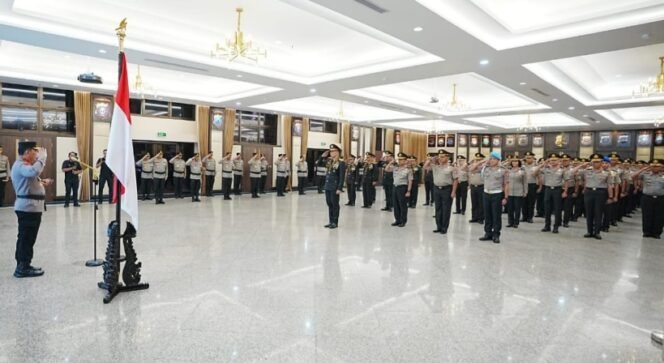 
					Kapolri Sematkan Bintang Bhayangkara Pratama Kepada 22 Pati Polri, Inilah Perwiranya